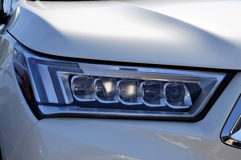 automobile-ROURE-min_acura-headlamp-2834131